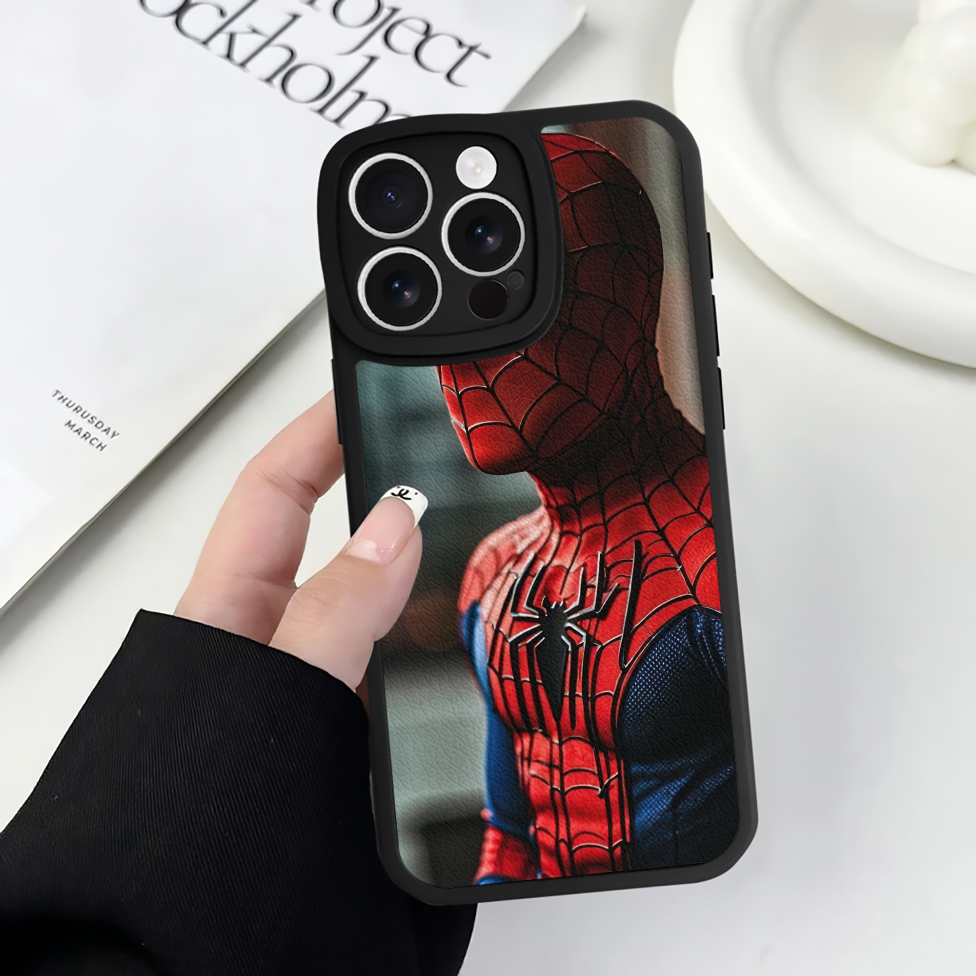 （画像用） Spider Man スパイダーマン 【iPhone 16シリーズ対応】シリコンスマホケース（レザー調） 材質：シリコン